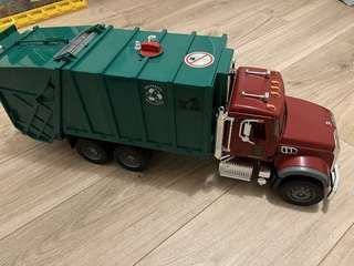 Bruder 大きなゴミ収集車