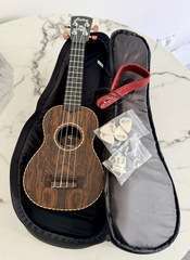 【美品】Laka VUS75 ソプラノウクレレ／Butterfly Wood・ケース＆アクセサリー付