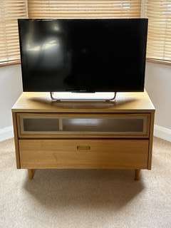 テレビ台とテレビを売ります